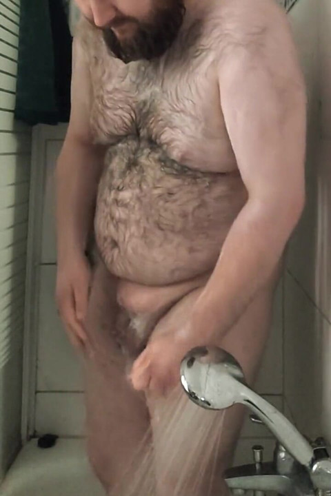 Beruang gemuk lagi asik mandi