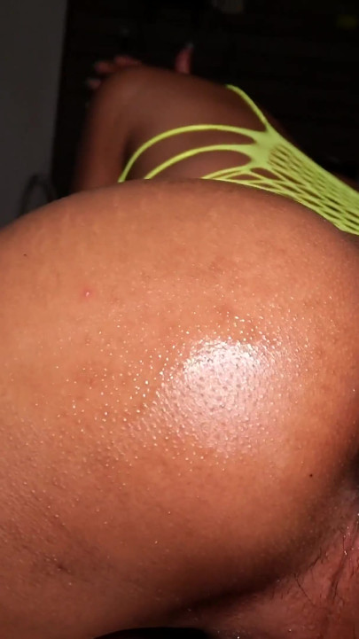 Süper ateşli genç Asyalı ladyboy yarağa biniyor