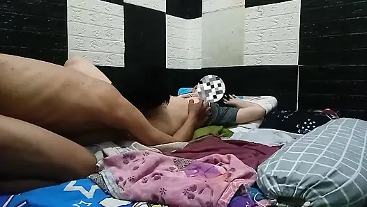 Asyalı amcığı yalayan tatlı, tuzlu ve lensy'nin tadına bakıyor