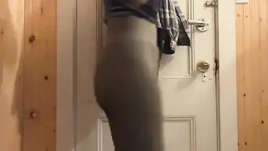 Hana Take a Cup Water Clean Her Pussy in the Bathroom