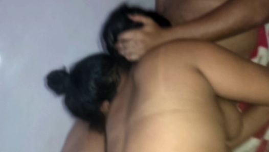Индийская крошка участвует в глубоком анальном сексе вчетвером
