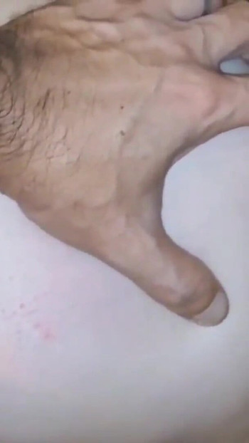 لحظة لا تنسى من "ابن الزوج ينظر إلى زوجة أبيه في الحمام ، وينتهي به الأمر بسخيف مؤخرتها"