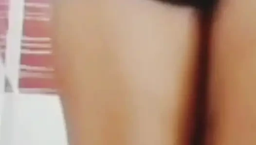 Индийскую деревенскую дези застукали за мастурбацией во время принятия ванн