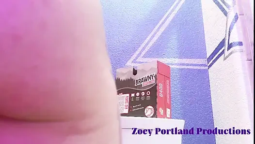 Zoey Nine banyoda amına yumruk sokuyor