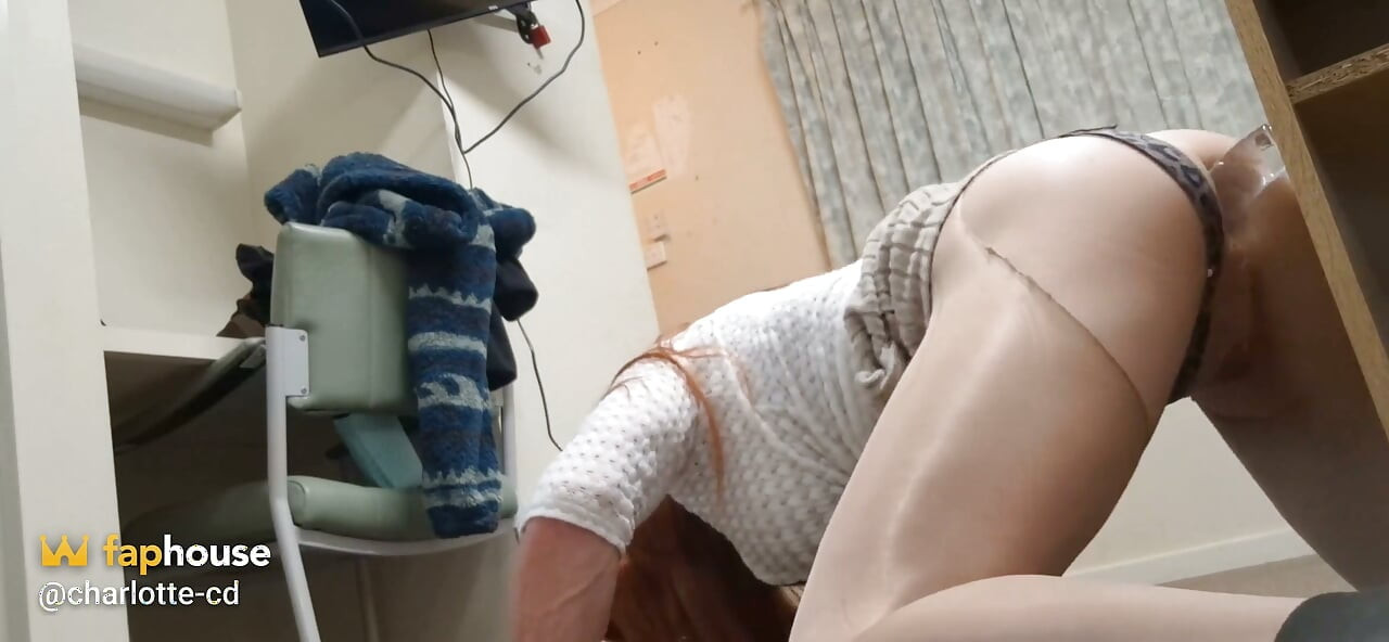 شارلوت به دیلدوی خودش عقب می‌رود