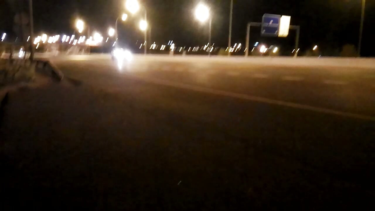 Meztelen az úton a forgalom előtt éjszaka