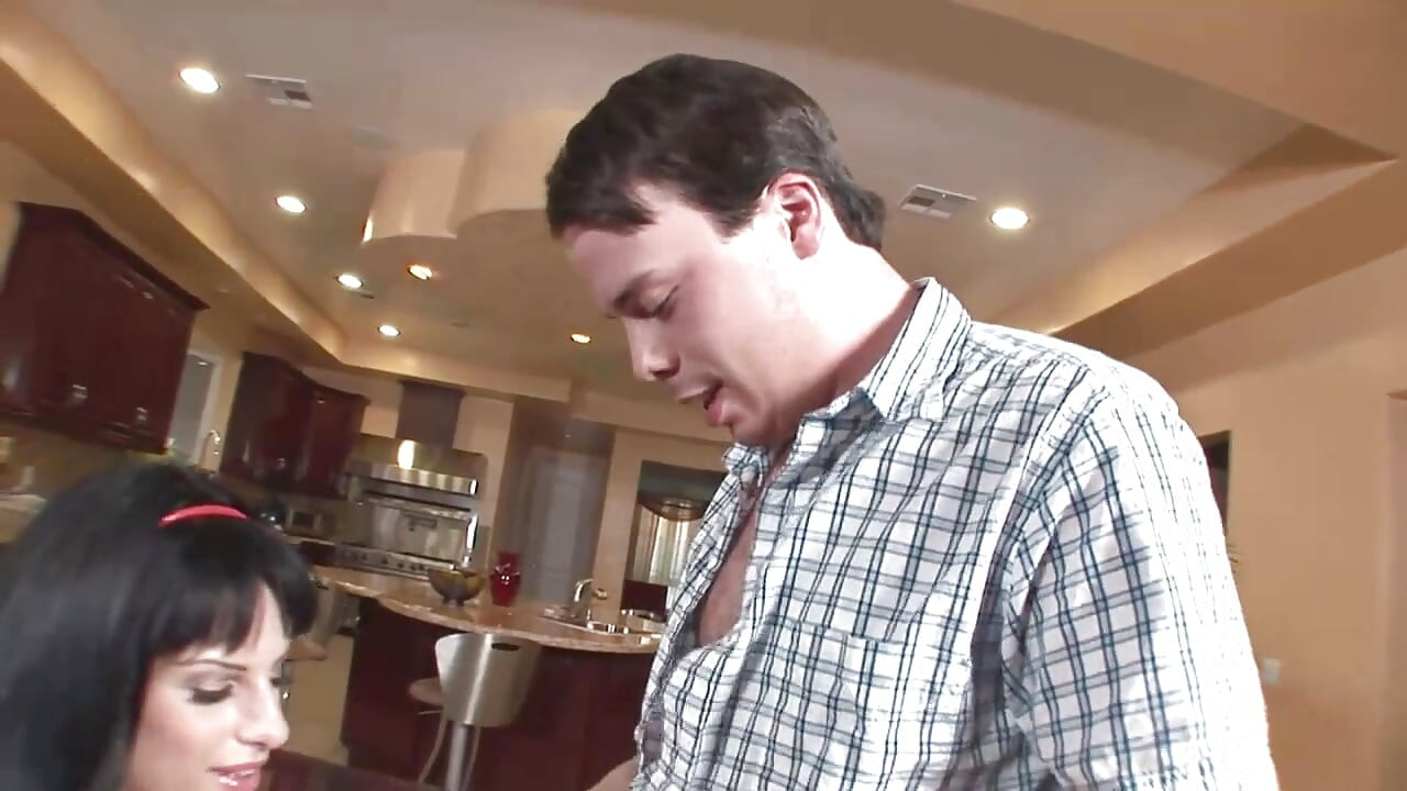 Bruneta sexy gustă o pulă cu adevărat uriașă