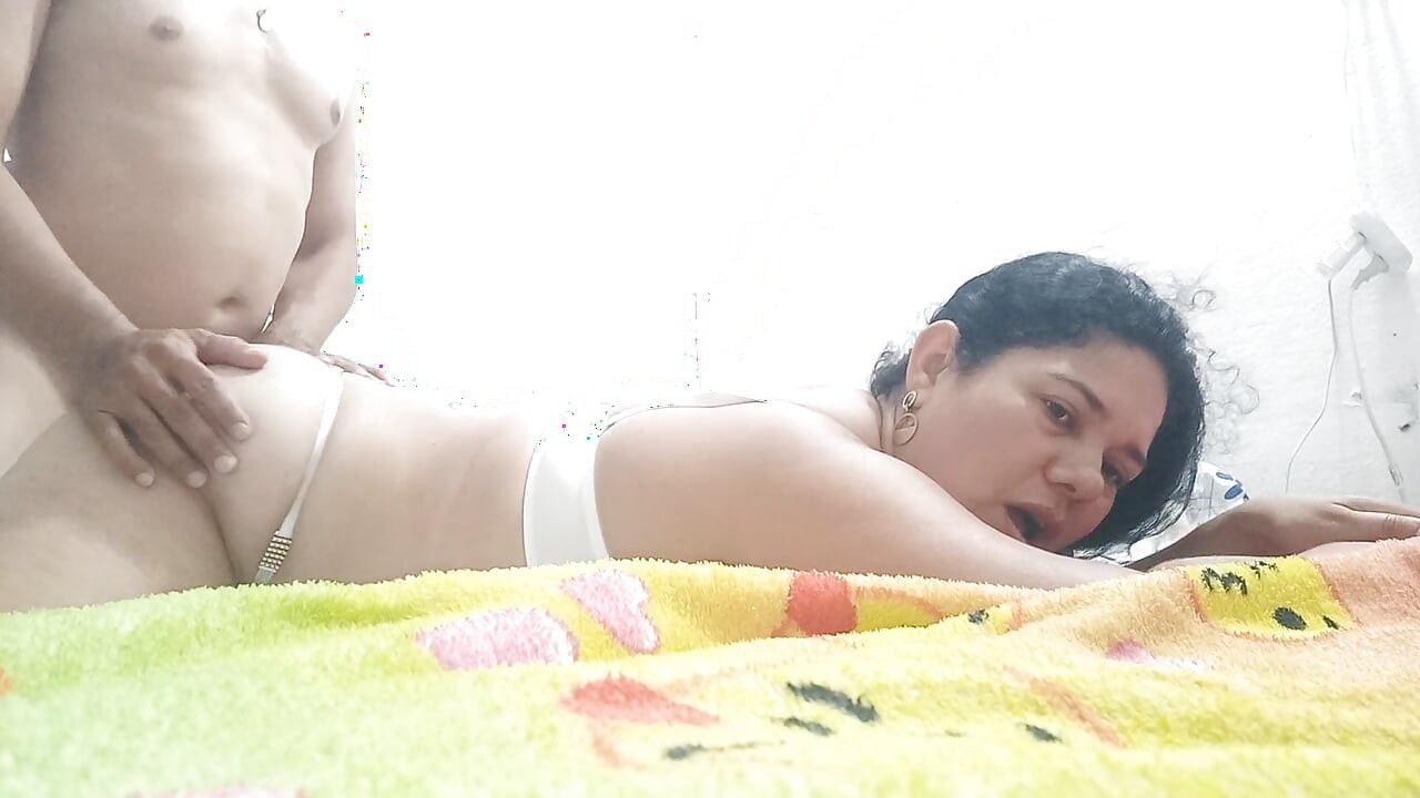 Cette jolie petite amie soumise qui adore le sexe brutal et la gorge profonde viens me suivre