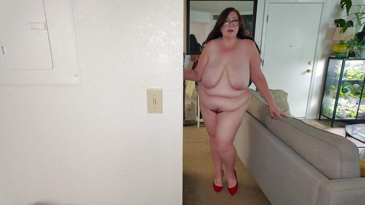 Grandota MILF Desnuda En Tacones Rojos