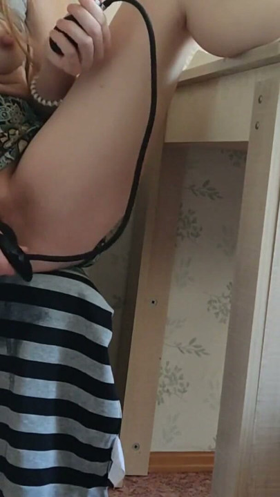 Ateşli orta yaşlı seksi kadın ıslak vajinasını şişiriyor | Klip 1