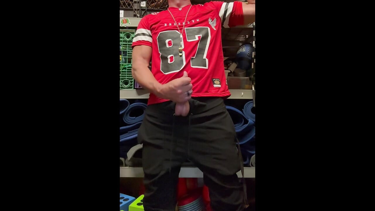 JockDad87 ispaljuje hrpu sperme u svoj #87 dres