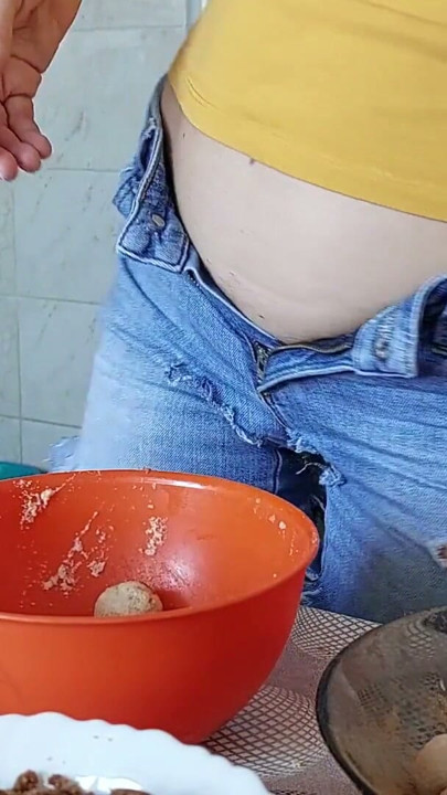 Mulher peluda sensual na cozinha Mãe sexy, buceta peluda, bunda grande, aspirando a casa nua. Peluda latina com mamilos grandes | Clipe 2