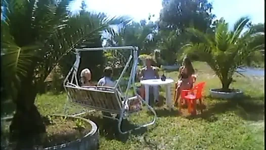 Vintage - cewek-cewek bordil lagi asik nyepong dan ngentot penuh gairah