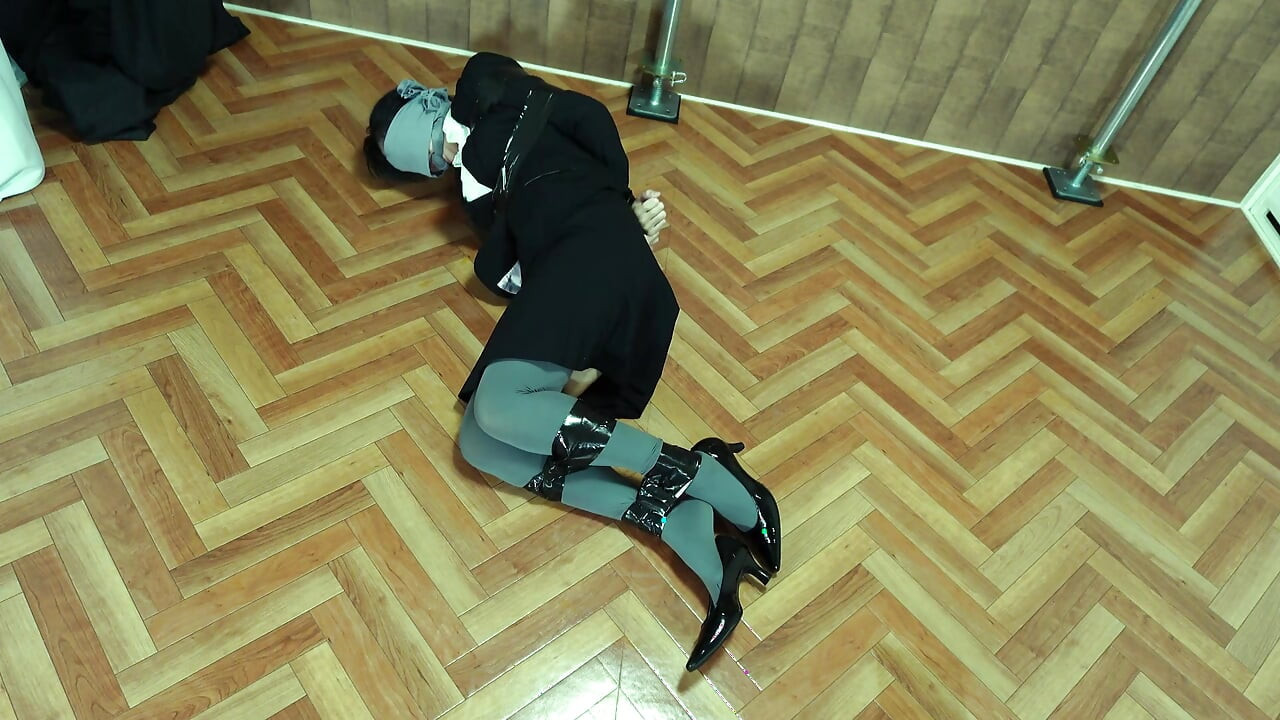 被针对的办公室女士被胶带绑住了