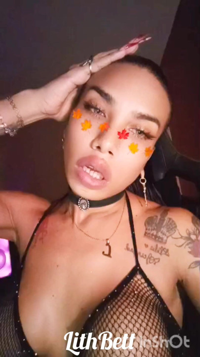 Hi babies, I'm online and streaming from work.