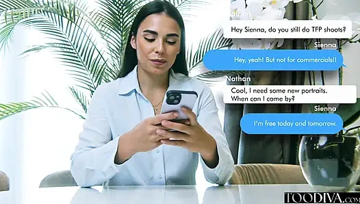 Fotografer menggoda pria pemalu untuk ngentot