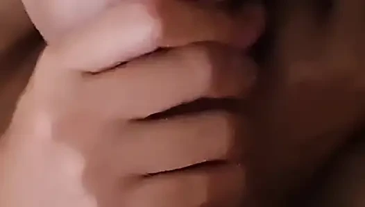 Cewek 18 tahun rambut cokelat ini nyepong kontol ganas - pov