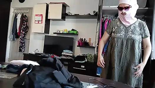 Женщина Развлекается Примеряя Одежду И Разрезая Ее В Любительском Видео.