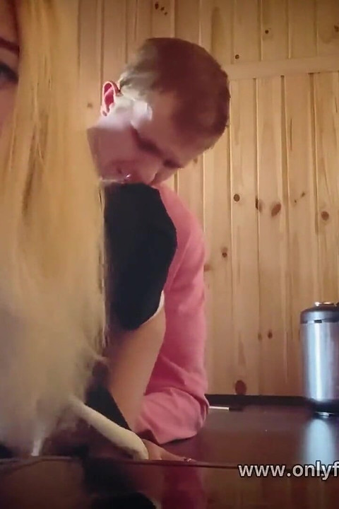 大きなお尻を持つセクシーなメイドが掃除中に犯される