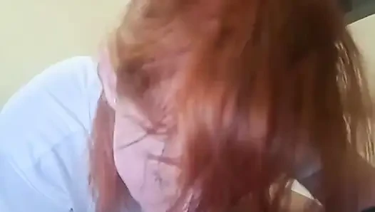 Si cewek hot rambut merah ini suka banget nyepong kontol sampai tenggorokannya dientot habis-habisan