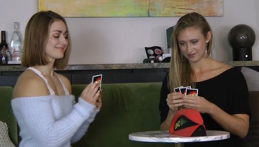 Strip Uno med två sexiga damer och en stor sexleksak i slutet
