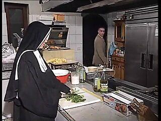 德国修女在厨房被肛交