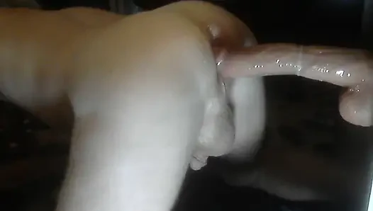 Büyük dildo ıslak deliğimi sikiyor