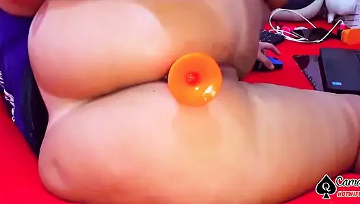 Karısının en büyük oyuncağını kullanarak anal seksi