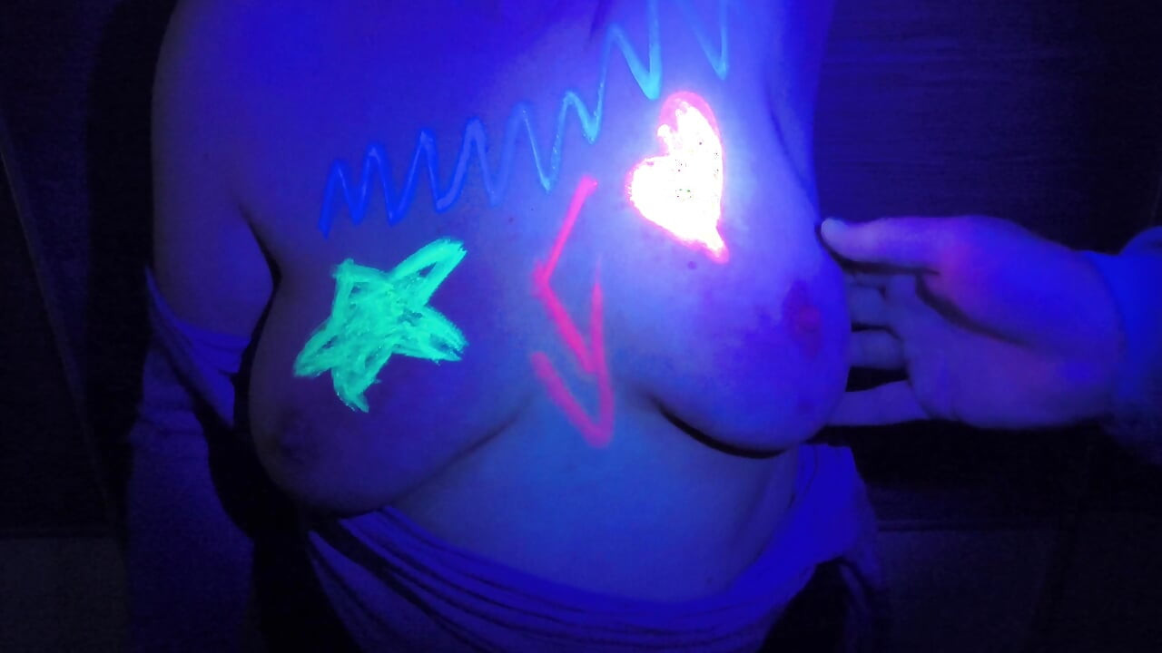 Sus tetas brillando en la oscuridad