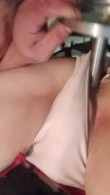 娘娘腔变装者穿着性感内衣，在肛门里有一个扳手和一根管子，并和他们操自己
