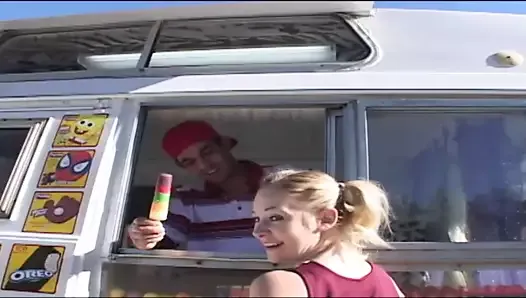Lodziarka sprzedaje lody nastolatkom w zamian za seks - część # 02 - scena # 02