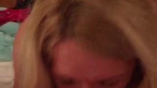 Hete blonde milf rijpe vrouw zuigt pik