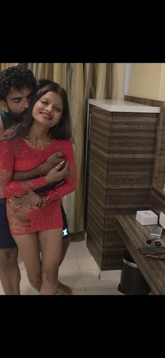 Pati ke lund par uchal kar chudti patni ki Indian Porn