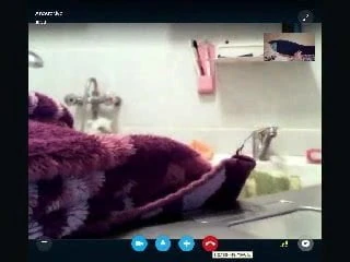 Mon ami Skype me fait jouir dans la salle de bain