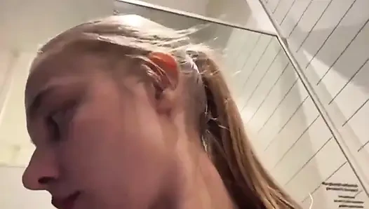 Ich fingere mein arschloch hautnah im einkaufszentrum