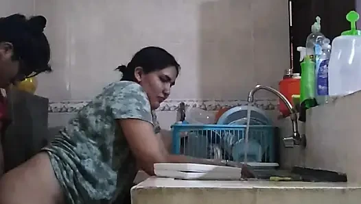 Сексуальная латина занимается сексом на кухне