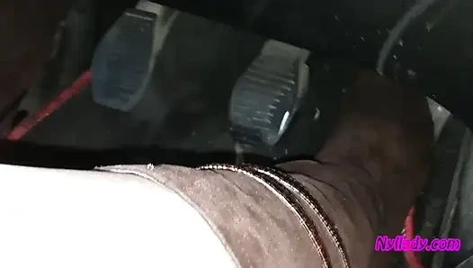 Cewek kenyal mengemudikan punto merahnya dengan sepatu bot hak tinggi