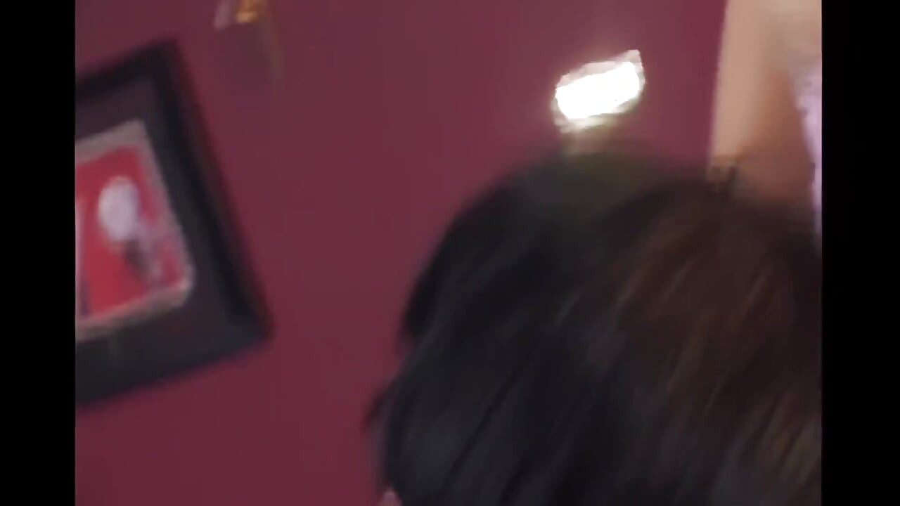 誘惑的なレズビアンのキスが指で交わる