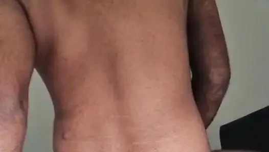 En iyi arkadaşım evime geliyor ve sonra amcığını görüyor