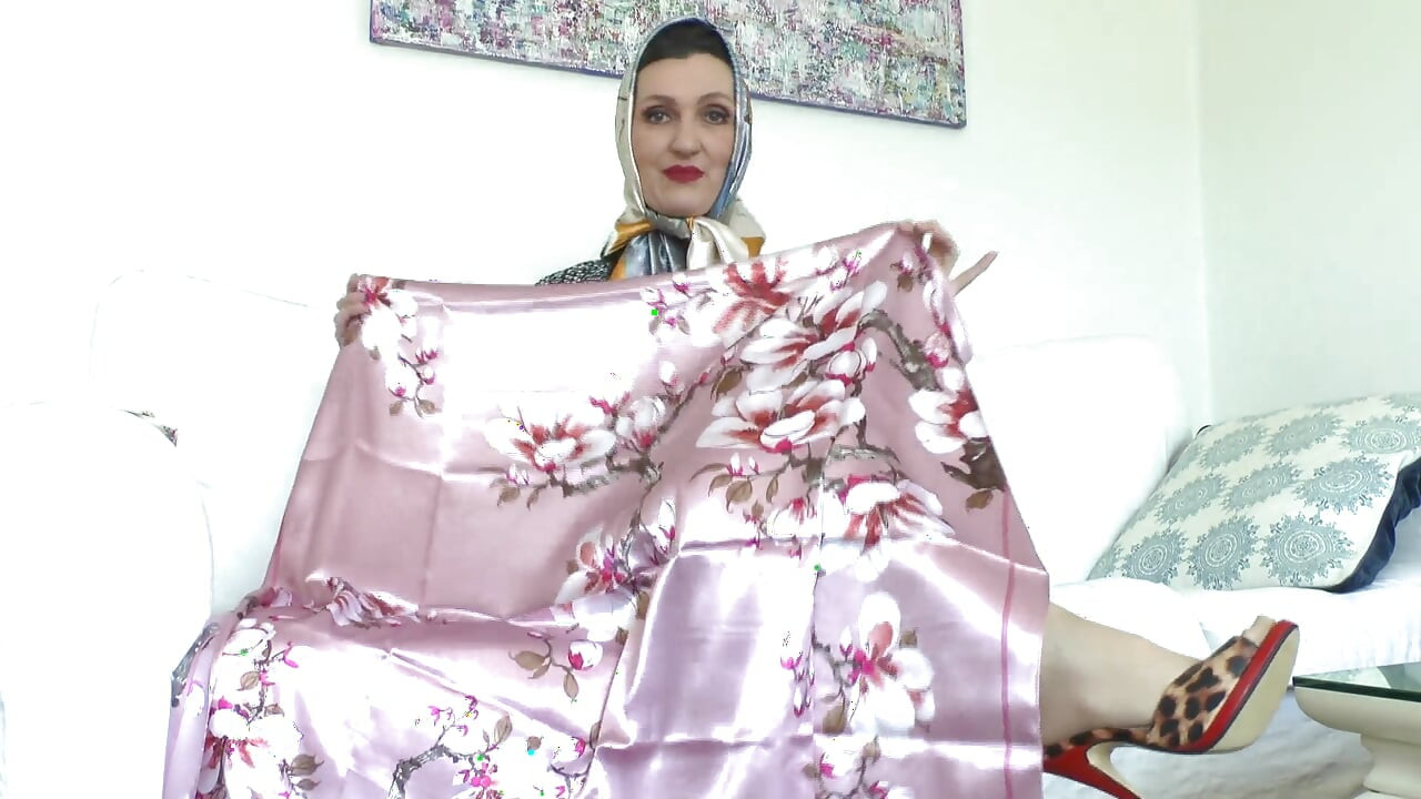 Kiiltävät satiinihuivini kiihottavat sinua! Lady Victoria Valente