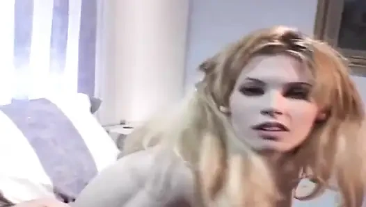 Blondes schätzchen weit gedehnt in schlampigem