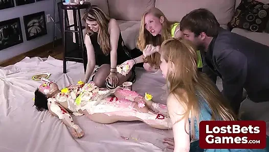 Cewek itu berperan sebagai pengamat strip torange yang menawan