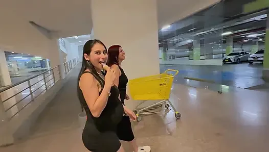 JENIFER SPIELT SCHWANGER UND IHRE FREUNDIN FICKT, NACHDEM SIE DAS EINKAUFSZENTRUM VERLASSEN HAT