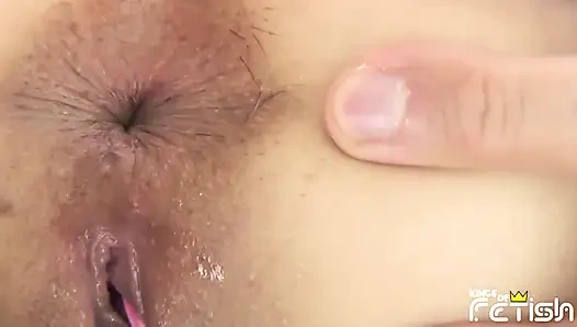 Dünnes japanisches mädchen bekommt von einem schmutzigen typen ihre muschi gefistet und mit einem großen dildo gefickt