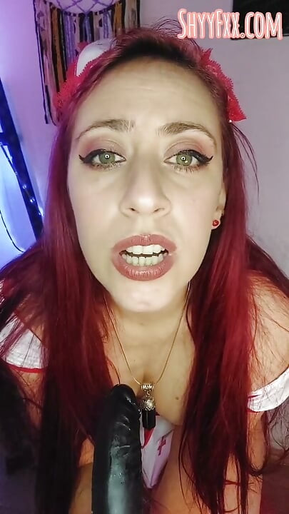 Tímida enfermeira especialista em shyyfxx avalia seu pau!! Taxa de pau!!