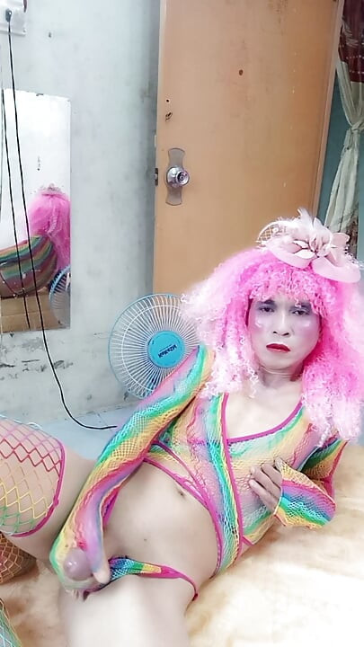Transgender Le wears sexy clothes and plays cups of sex. Artificial cans