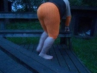 Outro striptease de perna grossa ao ar livre durante o treino