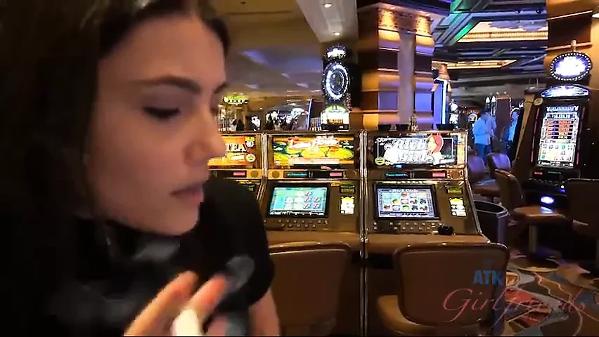 Adria rae把你的鸡巴挤到她漂亮的脚上