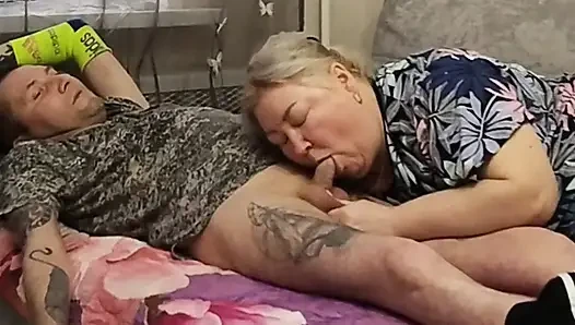 Kayınvalide ağzına ateşli döl almak için yarak emiyor