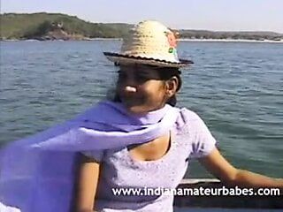 来自果阿的印度业余宝贝在海滩被旅行者性交